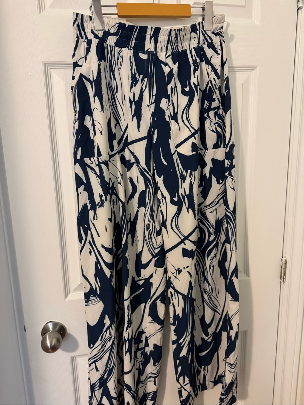Lululemon Women’s Navy and White Abstract Print pants
